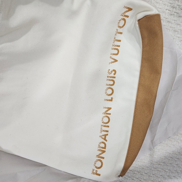 CELINE SCARF AND FONDATION LOUIS VUITTON TOTE BAG 2 ITEMS - Picture 4 of 14